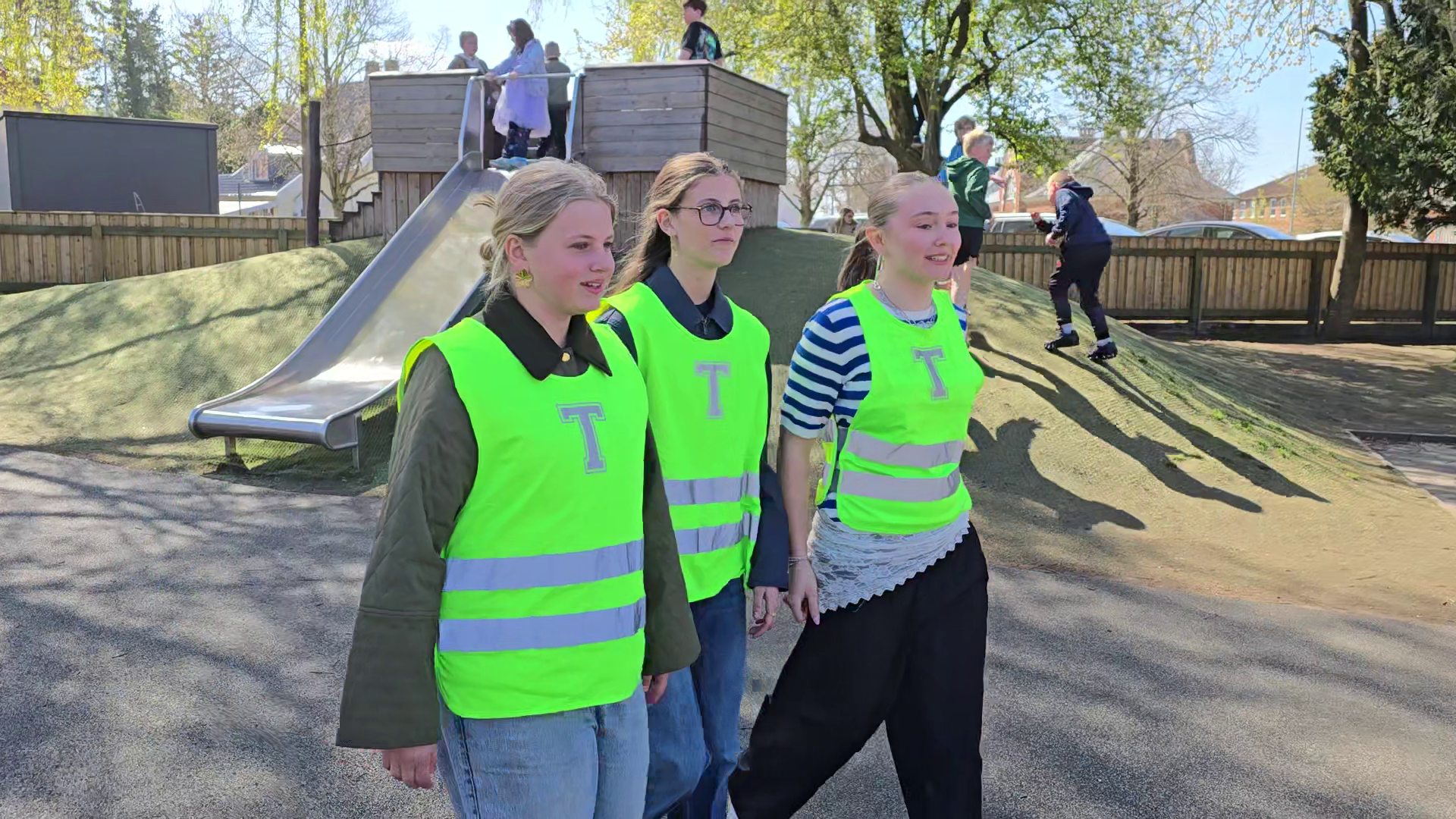 Tre elever i refleksveste som juniorgårdvagter