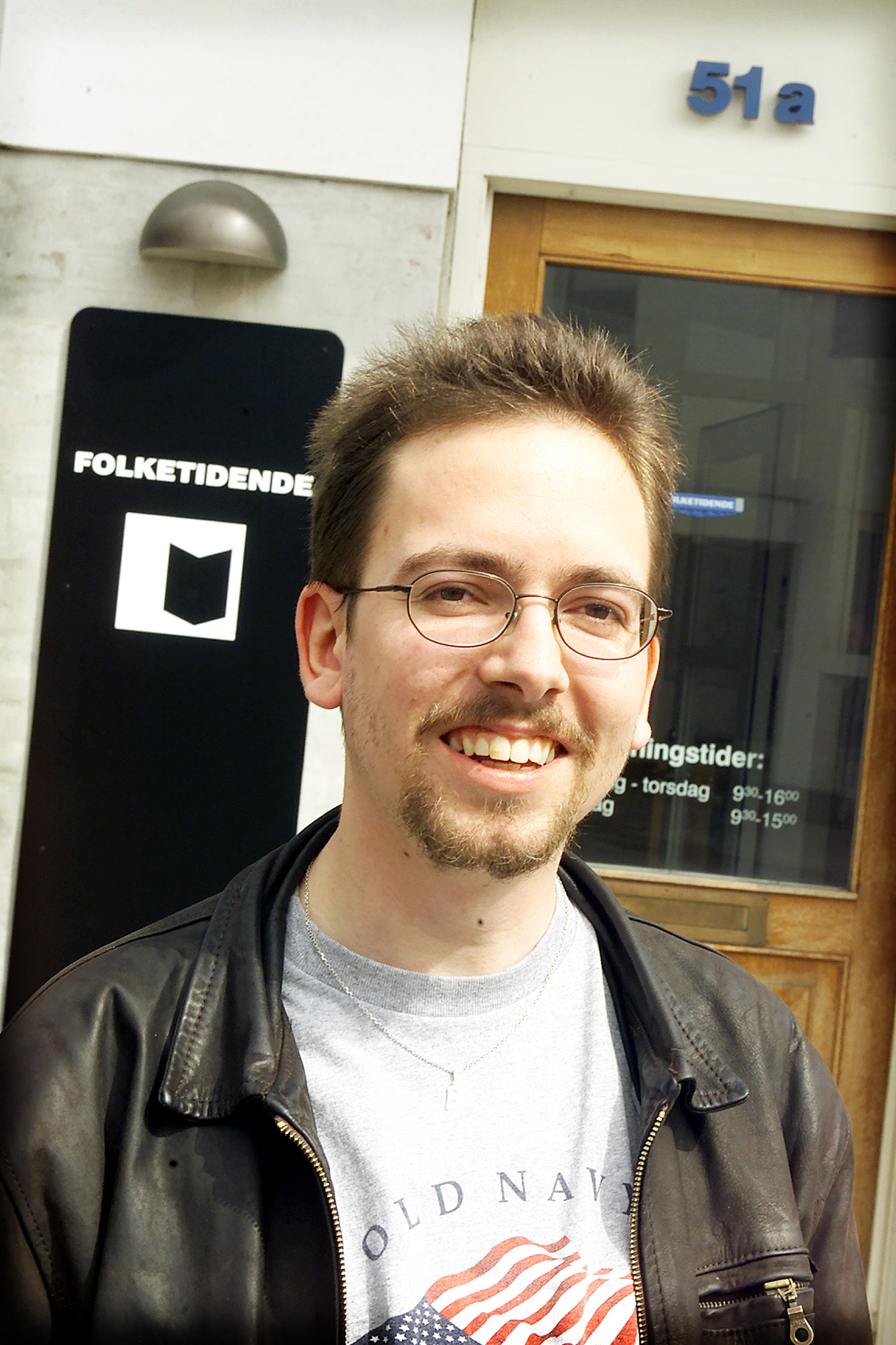 Ung journalistpraktikant foran Folketidende